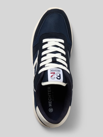 Produktfoto, Sneaker mit Label-Detail Modell 'Alain' von HECHTER PARIS, dunkelblau, strukturierte Sohle, abgerundete Form, Draufsicht.