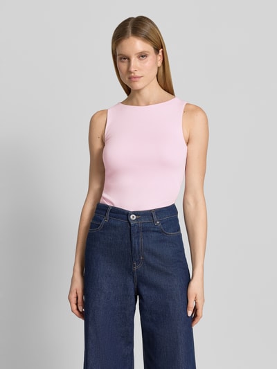 Frauenmodel trägt Top mit breiten Trägern und Rundhalsausschnitt von Jake*s Casual aus Baumwoll-Mix mit Stretch-Anteil, Körpernaher-Schnitt, pastellrosa Farbton, glatte Oberfläche, Rückenlänge bei Größe S 48 cm, Ganzkörperansicht von vorne
