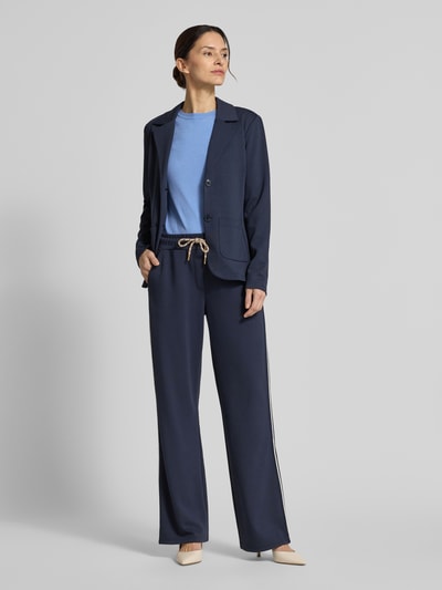 Vrouwenmodel draagt Slim Fit Blazer aus Viskose-Mix mit Reverskragen van Betty Barclay in donkerblauw met knoopsluiting, opgestikte zakken, viscosemix met stretch, reverskraag, ruglengte 62 cm, borstwijdte 64 cm, mouwlengte 64 cm, ganzkörperaanzicht van voren.
