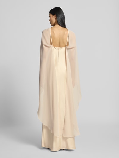 Frauenmodel trägt Abendkleid mit Stola von SWING in Beige, Maxikleid mit V-Ausschnitt und Spaghettiträgern aus Material-Mix, Ganzkörperansicht Rückansicht.