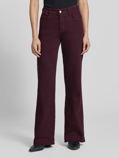 Frauenmodel trägt Wide & Loose Fit Jeans aus Baumwoll-Mix Modell 'Maine' von Brax, dunkelrot, glatte Oberfläche, Damen Jeans, Nahaufnahme Oberkörper, Kontext: Damen Wide & Loose Fit Jeans von Brax.