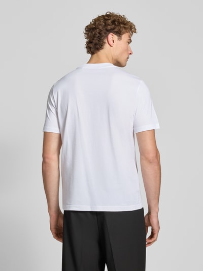 Männermodel trägt Regular Fit T-Shirt aus reiner Baumwolle Modell 'Dirom' von HUGO in Weiß, schlichte Struktur, Ganzkörperansicht Rückansicht. Herren T-Shirt von HUGO.