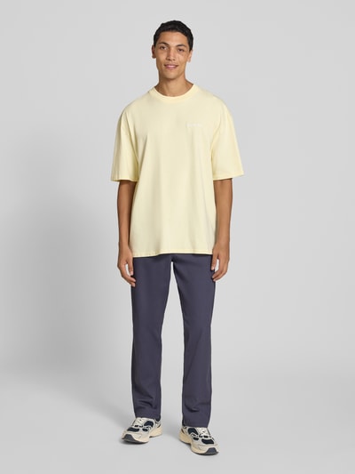 Männermodel trägt Straight Fit Hose aus Baumwoll-Mix Modell 'Kane' von JACK & JONES in Dunkelblau, mit Eingriff- und Gesäßtaschen, Ganzkörperansicht von vorne. Elastischer Baumwoll-Mix, sichtbarer Knopf- und Reißverschluss, Produktkontext: Herren Hose, Bundweite 41 cm, Innenbeinlänge 77 cm.