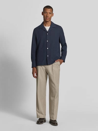 Männermodel trägt Relaxed Fit Hemdjacke mit Viskose-Anteil Modell 'Malte' von CINQUE, navy, elastischer Mix, Ganzkörperansicht von vorne.