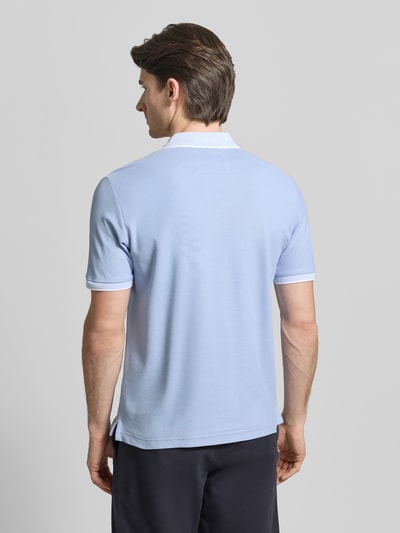 Männermodel trägt Modern Fit Poloshirt mit Stitching van Fynch-Hatton in lichtblauw, katoen, polokraag, knoopsluiting, ruglengte 65 cm, ganzlichaamsaanzicht rugaanzicht.