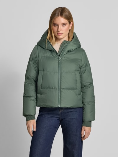 Frauenmodel trägt Regular Fit Daunenjacke mit Label-Patch von Marc O'Polo in sanftem Grün, glatte Oberfläche, Ganzkörperansicht von vorne, Damen Daunenjacke von Marc O'Polo.