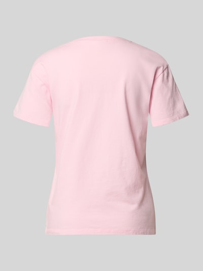 Frauenmodel trägt Damen T-Shirt mit Rundhalsausschnitt, Modell 'EMILIE' von MC2 Saint Barth aus reiner Baumwolle, Ganzkörperansicht Rückansicht.