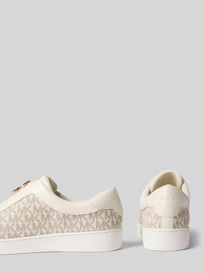 Produktfoto, Sneaker mit Reißverschluss Modell 'Keaton' von MICHAEL Michael Kors, kremowe i beżowe kolory, Nadruk z logo na całej powierzchni, podeszwa gładka, krój zaokrąglony, wysokość obcasa 3 cm, Wysokość cholewki 7 cm, Szerokość w rozmiarze 40: 9 cm