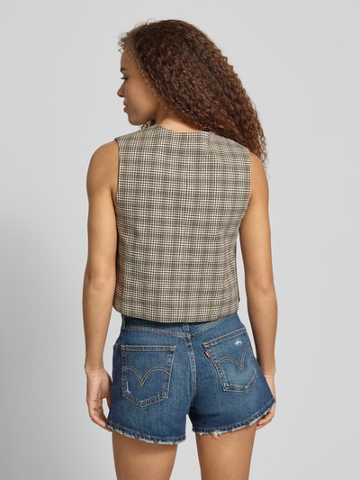 Frauenmodel trägt Slim Fit Anzugweste aus Baumwoll-Leinen-Mix von Marc O'Polo Denim mit Gitterkaro, Webware, Ganzkörperansicht Rückansicht.