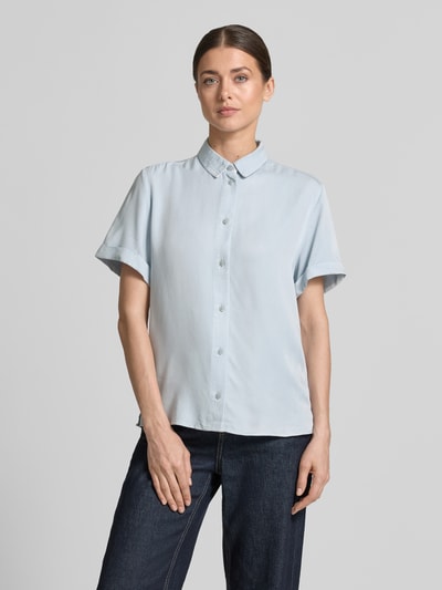 Vrouwenmodel draagt Regular Fit Hemdbluse mit 1/2-Arm van Jake*s Casual, viscosemix, kentkraag, knoopsluiting, 1/2-mouwen, ruglengte 62 cm, mouwlengte 21 cm, lichtblauw, gladde stof, recht model. Ganzkörperansicht van voren.