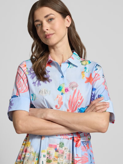 Frauenmodel trägt Hemdblusenkleid mit Bindegürtel von ROBE LÉGÈRE, bunter Allover-Print, Baumwoll-Elasthan-Mix, Nahaufnahme Oberkörper.
