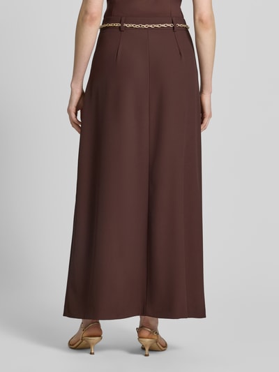 Frauenmodel trägt Midirock mit Drapierungen und Gürtel von Rinascimento, Material-Mix mit Stretch-Anteil, A-Linie, Ganzkörperansicht Rückansicht.