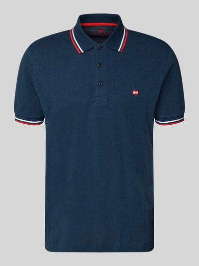 Produktfoto, Regular Fit Poloshirt mit Kontraststreifen von Christian Berg Men, dunkelblau, reine Baumwolle, rote und weiße Streifen am Kragen und an den Ärmeln, Knopfleiste, glatte Textur