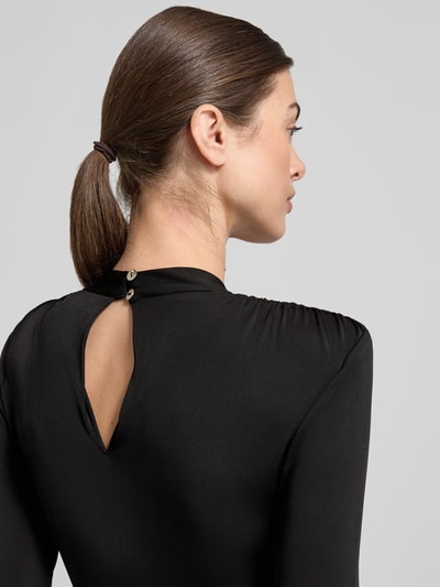 Vrouwenmodel draagt Regular Fit Jumpsuit met Zierbesatz van Rinascimento, zwart, soepele stof, smalle pasvorm, detailopname rug.