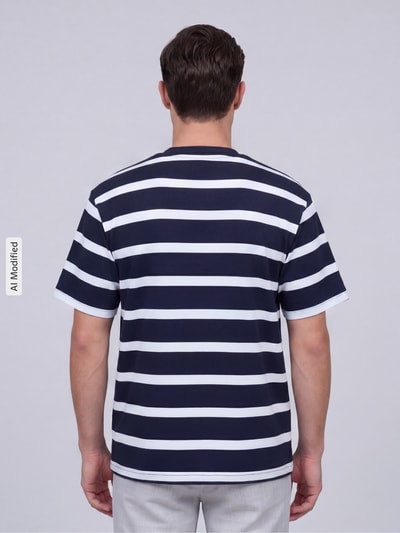 Männermodel trägt T-Shirt mit geripptem Rundhalsausschnitt von MCNEAL, Regular Fit, marine-weiß gestreift, Rückenlänge 74 cm, Ganzkörperansicht Rückansicht.