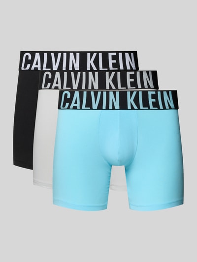 Produktfoto, Boxer Briefs im 3er-Pack mit elastischem Logo-Bund von Calvin Klein, Baumwoll-Mix in Schwarz, Weiß und Hellblau, körpernaher Schnitt, sichtbar elastischer Bund mit Markenlogo.