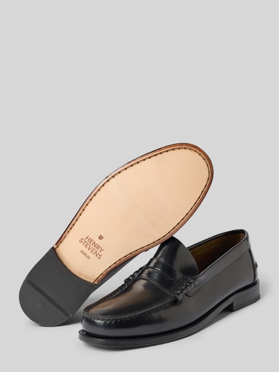 Produktfoto, Loafers aus Leder Modell 'Hunter' von Henry Stevens in Schwarz, abgerundete-Spitze, Schlupfform, Absatzhöhe 2 cm, Schafthöhe 7 cm, Schaftweite 13 cm, glatte Textur, Fokus auf Echtleder-Oberfläche