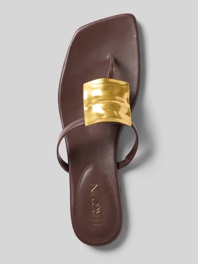 Produktfoto, Zehentrenner aus Leder mit glatter Sohle von Marc Cain Bags & Shoes, braunes Echtleder, goldfarbene Applikation, Schlupfform, Absatzhöhe 1 cm, Größe 40, schlichte Textur, kontrastierende Farben