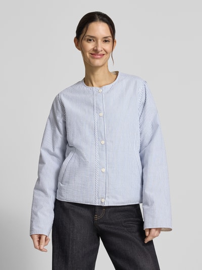 Frauenmodel trägt Jacke mit Rundhalsausschnitt Modell 'GABI' von ECOALF in Weiß-Blau gestreift, reine Baumwolle, Regular Fit, Ganzkörperansicht von vorne