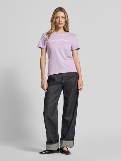 Modelka nosi Regular Fit T-Shirt aus reiner Baumwolle von Marc O'Polo, jednolity wzór, krój regular fit, label print, dekolt okrągły, krótki rękaw, czysta bawełna, widok całej sylwetki z przodu.