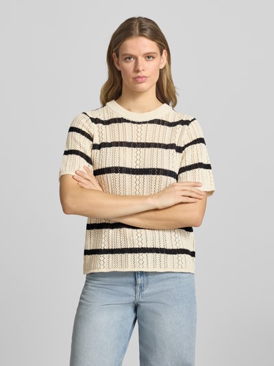 Frauenmodel trägt Regular Fit Strickshirt aus reiner Baumwolle Modell 'NUKA' von Pieces mit Optik:Allover-Muster, Lochstrick, gestreift, Rundhals, Kurzarm, Nahaufnahme Oberkörper.