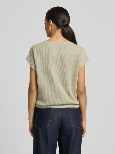 Frauenmodel trägt Relaxed Fit T-Shirt in Strick-Optik Modell 'Sofrano' von OPUS aus Baumwoll-Mix mit elastischem Bund, Ganzkörperansicht Rückansicht.