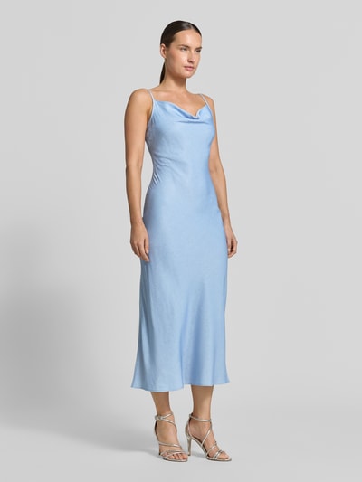 Kobiece model nosi sukienkę midi Slim Fit Midikleid mit Viskose-Anteil Modell 'Lina' od GUESS, błękitny kolor, cienkie ramiączka, Obszycie z kamieni stras na całej powierzchni, Mieszanka materiałów z dodatkiem wiskozy, Ganzkörperansicht z przodu. Długość tyłu w rozmiarze S: 118 cm, szerokość w rozmiarze S: 33 cm.
