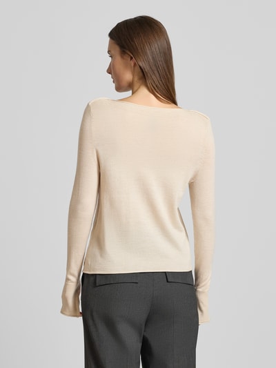 Männermodel trägt Strickpullover mit geripptem Rundhalsausschnitt von Marc Cain, beżowy, bawełniany, regular fit, widok z tyłu, damski, długość pleców 53 cm, długość rękawa 62 cm, gładka tekstura. Ganzkörperansicht Rückansicht.