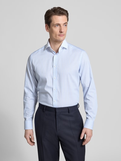 Männermodel trägt Regular Fit Business-Hemd mit Kentkragen von OLYMP, Reine Baumwolle, Streifenmuster, Ganzkörperansicht von vorne.