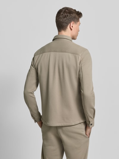Männermodel draagt Hemdjacke mit Druckknopfleiste van MCNEAL in beige, regular fit, kentkraag, borstvakken. Ganzkörperansicht Rückansicht.