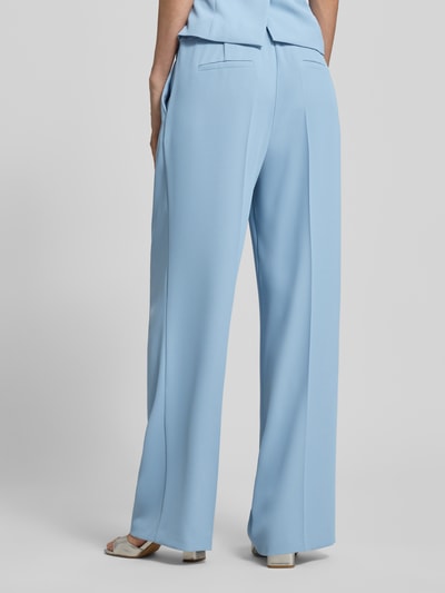 Männermodel trägt Stoffhose mit Bügelfalte von V by Vera Mont, jasnoniebieski materiał z mieszanki z dodatkiem stretchu, straight fit, zaszewki, kieszenie z tyłu, szerokość w rozmiarze 36: 40 cm, długość nogawki wewnętrznej: 83 cm, zdjęcie całkowite tył