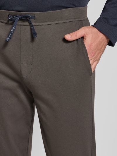 Christian Berg Men Lounge-Hose mit elastischem Bund und Eingrifftaschen Oliv 3