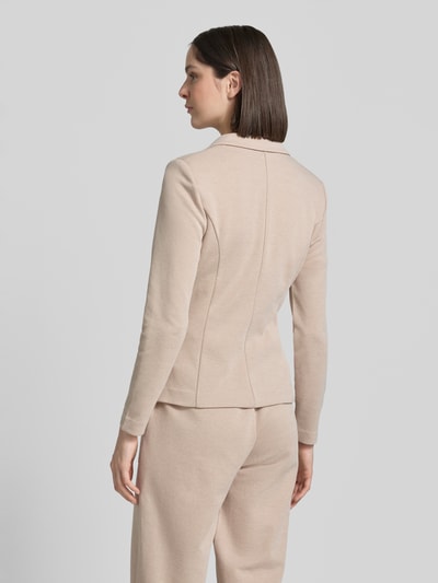 Frauenmodel trägt Slim-Fit Blazer mit Paspeltaschen Modell 'KATE PIQUE' von ICHI aus Baumwoll-Mix in Beige, Ganzkörperansicht Rückansicht. Rückenlänge 56 cm, Brustweite 36 cm, Ärmellänge 60 cm.