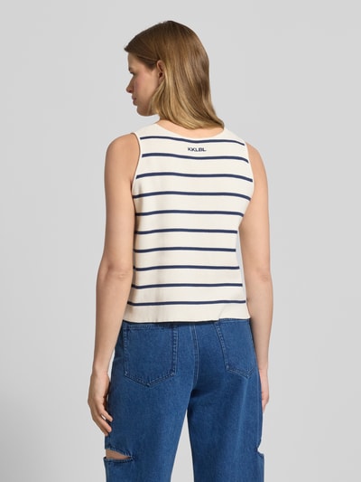 Frauenmodel trägt Weste mit Bindeverschluss und rückseitigem Logo-Stitching von Karo Kauer aus Reine Baumwolle, Gerader-Schnitt, creme-weiß mit blauen Streifen, Struktur glatt, Nahaufnahme Rückansicht.