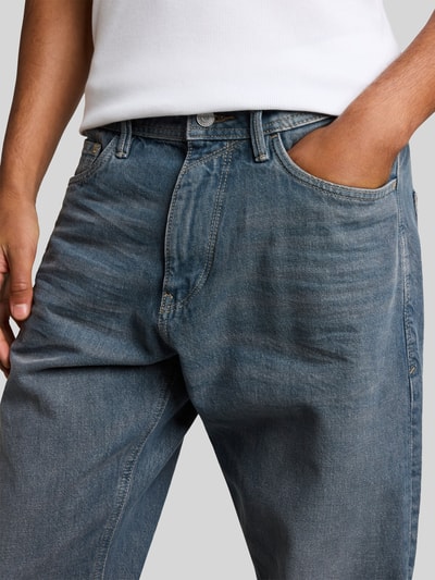 Männermodel trägt Relaxed Fit Jeans aus reiner Baumwolle Modell 'TTWAYLEN' von Tom Tailor Denim in Blau, Nahaufnahme Oberkörper, Herren Relaxed Fit Jeans von Tom Tailor Denim.