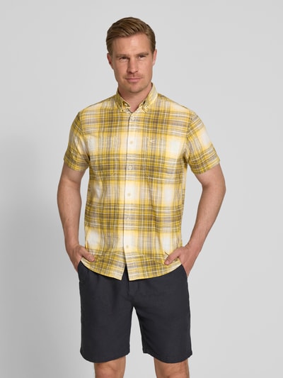 Männermodel trägt Slim Fit Freizeithemd mit Logo-Stitching von camel active, katoen, geel-wit geruit, borstzak, korte mouw, button-down kraag, volledige knoopsluiting, vooraanzicht van bovenlichaam