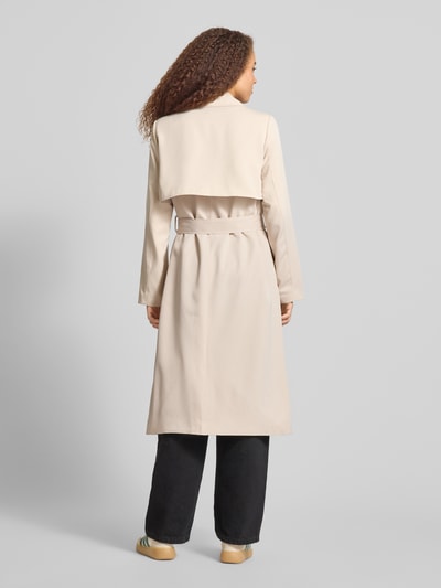 Frauenmodel trägt Regular Fit Trenchcoat mit Taillengürtel zum Binden Modell 'SCARLETT' von Pieces, Optik: Unifarben, Twill, Ganzkörperansicht Rückansicht.