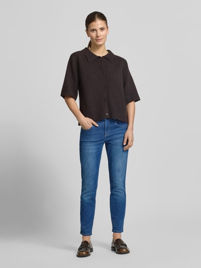 Frauenmodel trägt Slim Fit Jeans mit Eingrifftaschen Modell 'SHAKIRA' von Brax, mittelblaue Farbe, Baumwoll-Mix mit Lyocell-Anteil, Ganzkörperansicht von vorne.