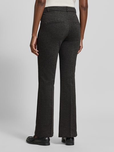 Frauenmodel trägt dunkelgraue, ausgestellte schmale Hose aus Viskose-Mix Modell 'Fleur' von CAMBIO; Damen Schmale Hose, Ganzkörperansicht Rückansicht.