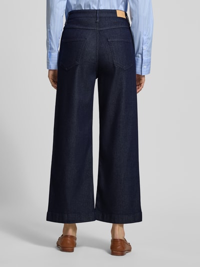 Frauenmodel trägt Wide Leg Jeans aus Viskose-Baumwoll-Mix Modell 'SURI' von s.Oliver BLACK LABEL in Dunkelblau, Ganzkörperansicht Rückansicht.