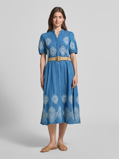 Frauenmodel trägt Midikleid in Denim-Optik mit Lyocell-Anteil von More & More, florales Stitching, Gürtel, Ganzkörperansicht von vorne.