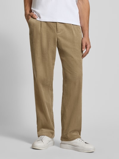 Männermodel trägt Relaxed Fit Cordhose aus reiner Baumwolle Modell 'MORTEN' von Jake*s Studio Men in Beige, Nahaufnahme Unterkörper.