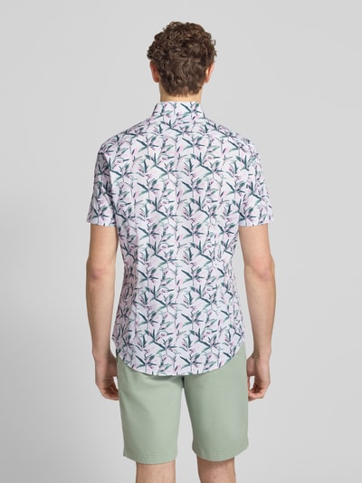 Männermodel trägt Slim Fit Business-Hemd aus Baumwolle mit Kentkragen von Jake*s im Allover-Look, helle Farben, Ganzkörperansicht Rückansicht. Rückenlänge 78 cm, Schulterbreite 47 cm, Ärmellänge 24 cm bei Größe 39/40.