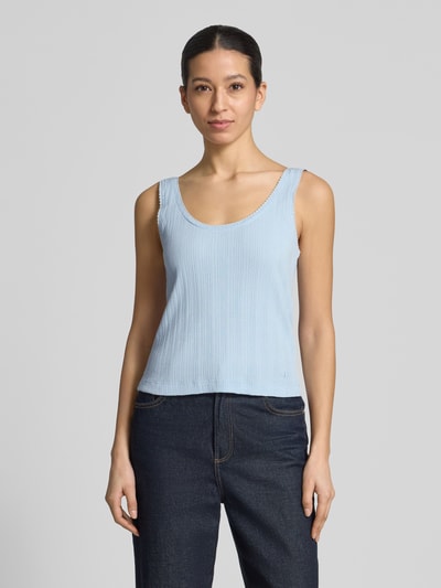 Frauenmodel trägt Tanktop mit tiefem Rundhalsausschnitt von JAKE*S STUDIO WOMAN in Hellblau, Baumwollripp, körpernah, Logo-Stitching, Ganzkörperansicht von vorne