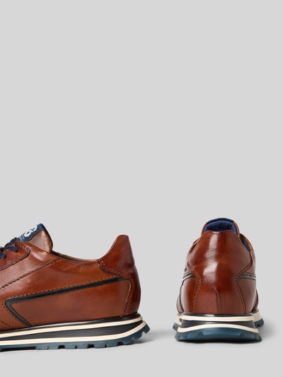 Produktfoto, Sneakersy z naturalnej skóry model 'Philip' od Bugatti z detalem z logo, zaokrąglony czubek, brąz, fakturowana podeszwa, wiązanie, wysokość obcasa 4 cm, cholewka 9 cm, szerokość cholewki 7 cm.