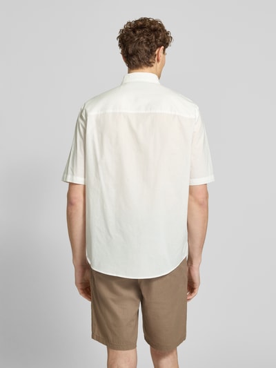 Männermodel trägt Boxy Fit Freizeithemd mit Label-Patch von ARMANI EXCHANGE aus reiner Baumwolle, Rückansicht, Ganzkörperansicht Rückansicht.