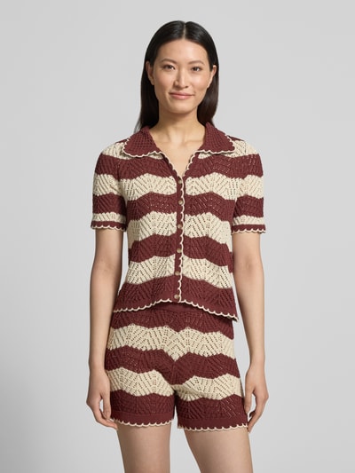 Kobiece modelka nosi Regular Fit Cardigan aus reiner Baumwolle Modell 'GOLDEN COVE' von Vero Moda, pasiasty wzór, dzianina, z krótkim rękawem, kremowo-bordowe szerokie pasy, materiał bawełniany, przód z guzikami, V-dekolt, widok na cały przód sylwetki