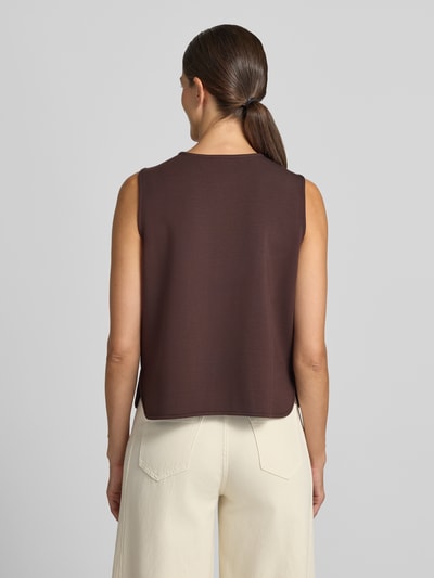 Frauenmodel trägt Regular Fit Weste aus Viskose-Mix Modell 'Josie' von VARLEY in Braun, glatte Textur, Damen Weste, Ganzkörperansicht Rückansicht.