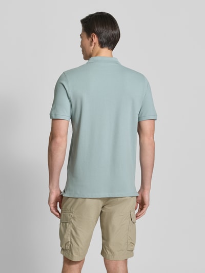 Mannenmodel draagt Regular Fit Poloshirt in unifarbenem Design van camel active in lichtblauw, katoen-elastaanmix, ruglengte 70 cm, volledige rugaanzicht.