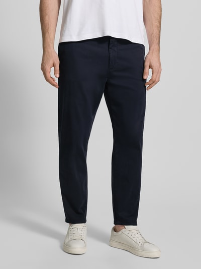 Männermodel trägt dunkelblaue Chino mit Eingrifftaschen Modell 'PEPE' von Casual Friday, Regular Fit, Ganzkörperansicht von vorne.